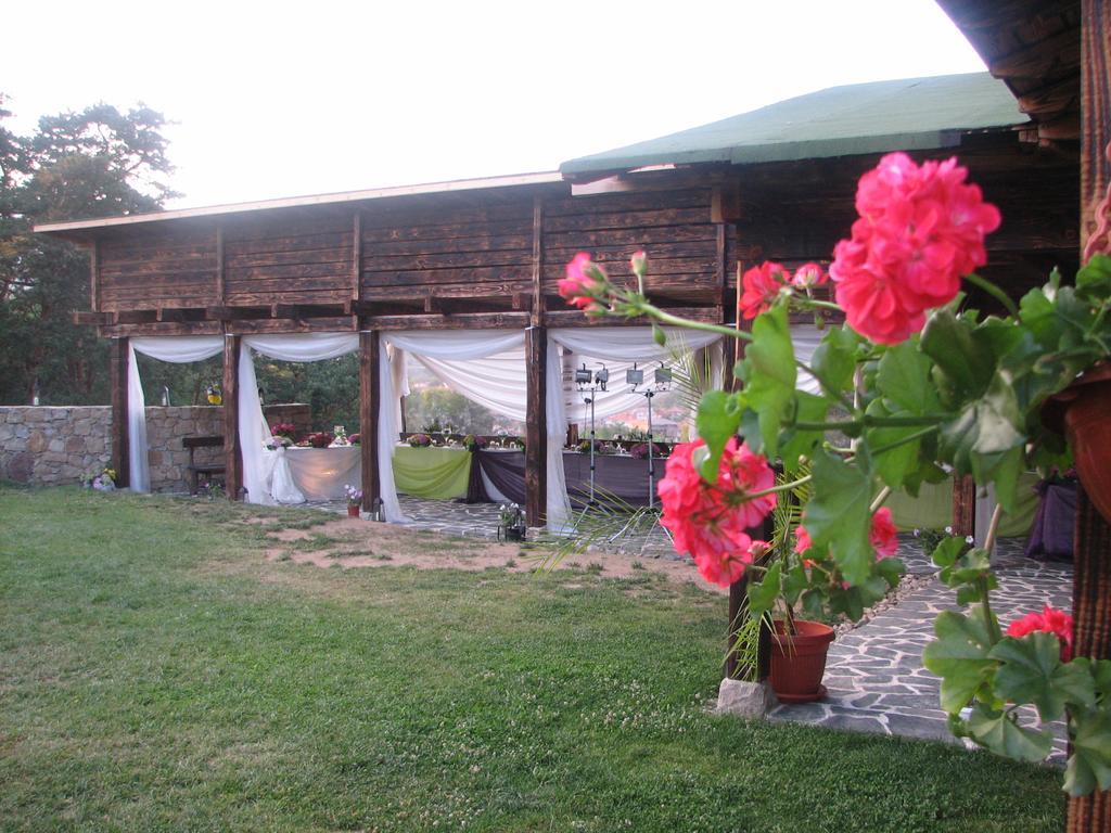 Family Hotel Kalifer Kalofer Exterior foto